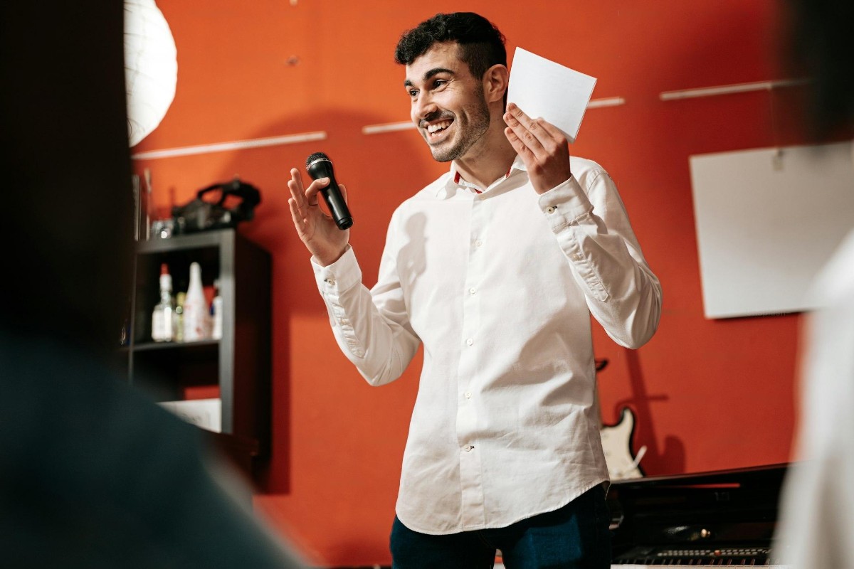 רן קריטי בזמן הרצאה